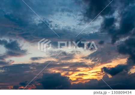 夏の夕暮れの茜色の空 夏の夕暮れの茜色の空 130809434