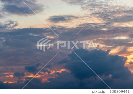 夏の夕暮れの茜色の空 夏の夕暮れの茜色の空 130809441