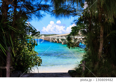 9月の快晴に映える来間大橋と青い海 130809482