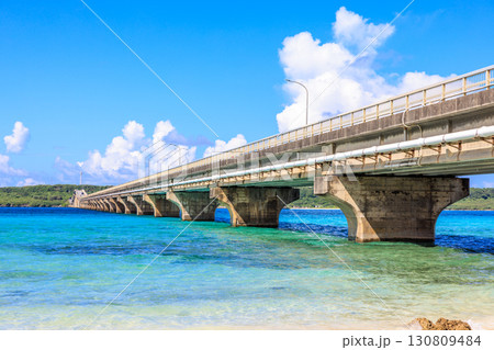9月の快晴に映える来間大橋と青い海 130809484