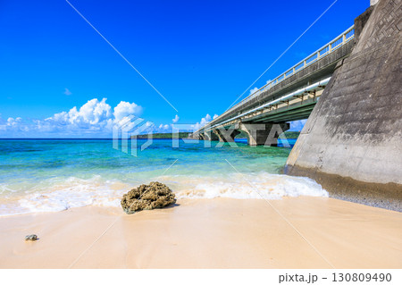 9月の快晴に映える来間大橋と青い海 130809490