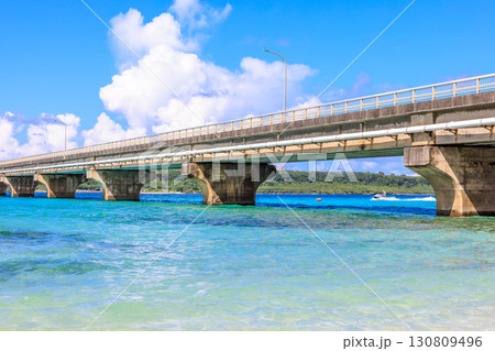 9月の快晴に映える来間大橋と青い海 9月の快晴に映える来間大橋と青い海 130809496