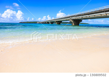 9月の快晴に映える来間大橋と青い海 9月の快晴に映える来間大橋と青い海 130809502