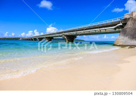 9月の快晴に映える来間大橋と青い海 9月の快晴に映える来間大橋と青い海 130809504