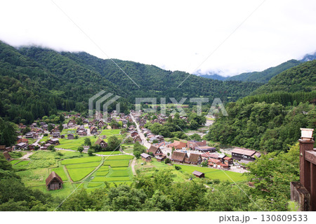 夏の白川郷、城山天守閣展望台から眺める風景 130809533