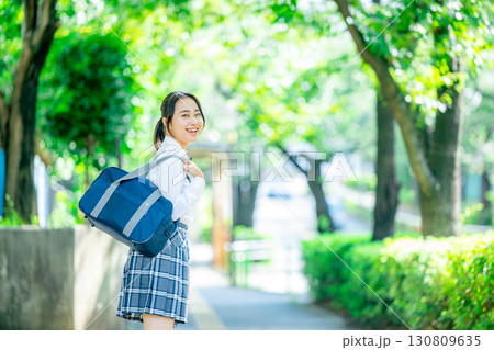 スクールバッグを持つ女子高生 130809635
