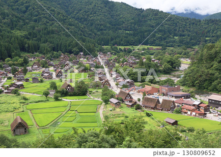 夏の白川郷、城山天守閣展望台から眺める風景 130809652