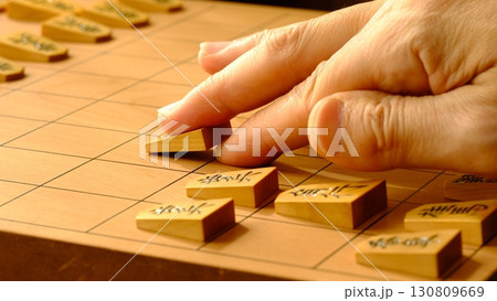 将棋の初手を指す指 130809669