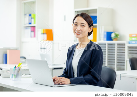オフィスでパソコンを操作するビジネスウーマン 130809845