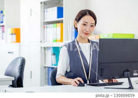 パソコンを操作するビジネスウーマン 130809859