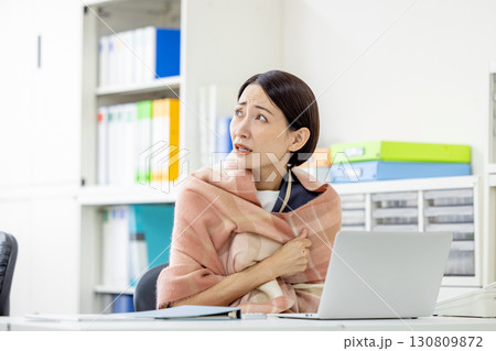 オフィス　寒い　女性 130809872