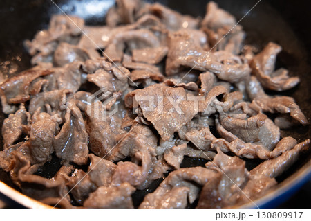 美味しい黒毛和牛をフライパンで調理する 130809917