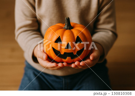 ジャックオランタンを持った手元 130810308