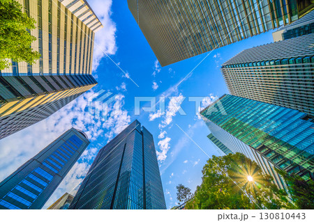 日本の東京都市景観ゲリラ雷雨通過…大手町のビジネス街。大手町プレイスなどのビル群を望む＝8日 130810443