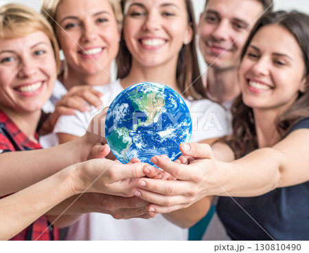 地球儀を囲み笑顔でつながる人々 130810490