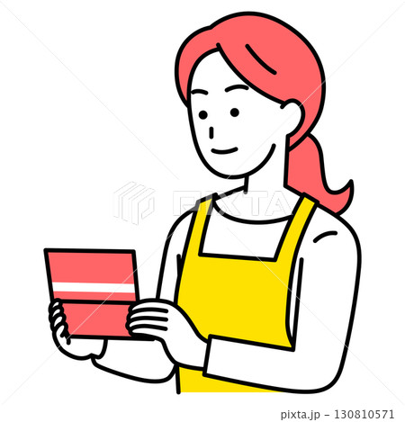 預金通帳を見るエプロン姿の女性 130810571