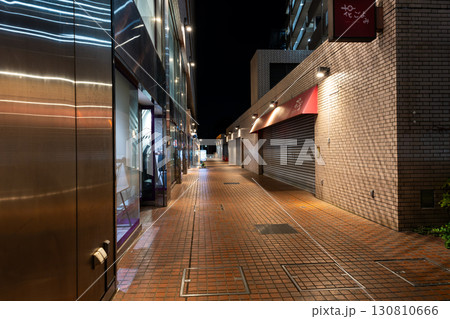夜の京王線つつじヶ丘駅周辺 駅北側の歩道 横田ファイブ 東京都調布市西つつじケ丘 夜の京王線つつじヶ丘駅周辺 駅北側の歩道 横田ファイブ 東京都調布市西つつじケ丘 130810666