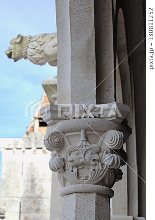 Details of the intricate column in Monastery Santa Maria, Alcobaca, Portugal Details of the intricate column in Monastery Santa Maria, Alcobaca, Portugal 130811252