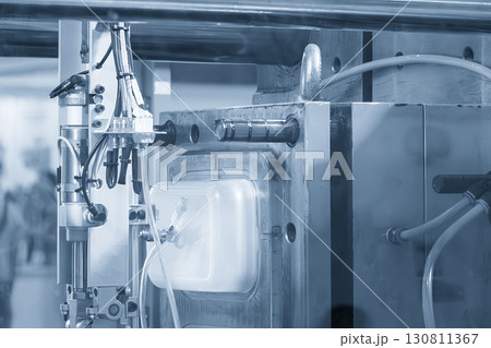 The food container production process by plastic injection mold machine. 130811367