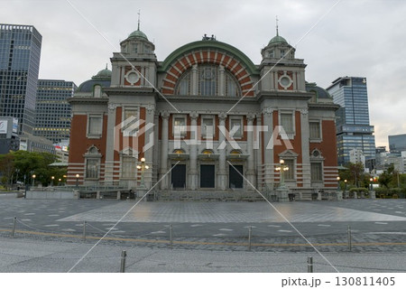 曇りの日正面からの中之島公会堂 130811405