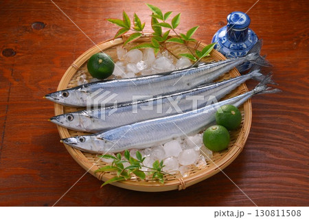 秋のサンマ、さんま、秋刀魚、食材イメージ、鮮魚、秋の味覚、すだち。 130811508