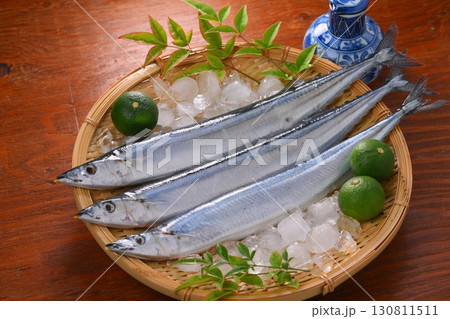 秋のサンマ、さんま、秋刀魚、食材イメージ、鮮魚、秋の味覚、すだち。 130811511