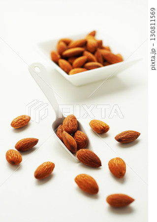 ローストされたアーモンド(白バック) 130811569