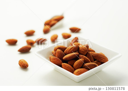 ローストされたアーモンド(白バック) 130811578