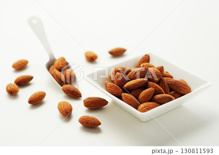 ローストされたアーモンド(白バック) 130811593