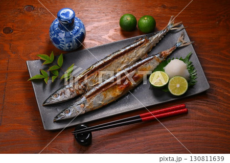 秋のサンマ、さんま、秋刀魚、食材イメージ、鮮魚、秋の味覚、すだち。 秋のサンマ、さんま、秋刀魚、食材イメージ、鮮魚、秋の味覚、すだち。 130811639