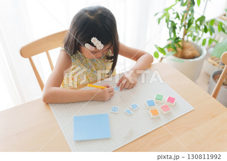 消しゴムはんこを作る子供 130811992