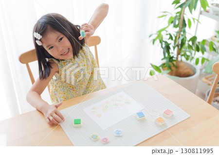 消しゴムはんこを押す子供 130811995