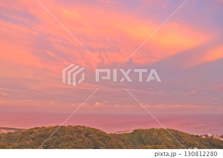 水平線上を覆う台風のアウターバンドの雲と大磯港と夕焼け 130812280