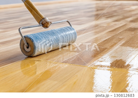 Roller applying varnish on the wooden floor,...のイラスト素材 [130812683] - PIXTA
