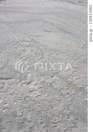 風によって海岸に自然にできた美しい砂の波 130813062