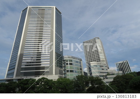 そびえ立つ高層マンション 130813183