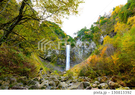 紅葉に包まれた　秋の平湯大滝  130813392