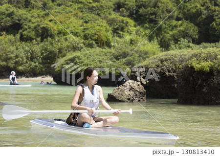 SUPを楽しむかわいい女性 130813410