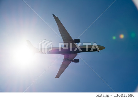 まぶしい太陽と青空の下を通過していく旅客機 ロンドン郊外のヒースロー空港近くにて まぶしい太陽と青空の下を通過していく旅客機 ロンドン郊外のヒースロー空港近くにて 130813680