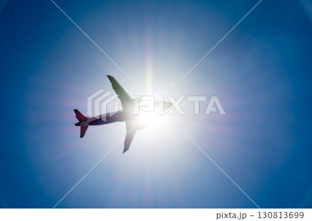 まぶしい太陽と青空の下を通過していく旅客機 ロンドン郊外のヒースロー空港近くにて まぶしい太陽と青空の下を通過していく旅客機 ロンドン郊外のヒースロー空港近くにて 130813699