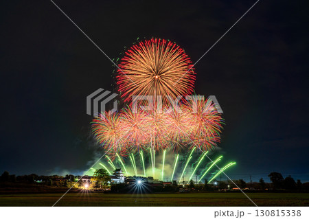《千葉県》利根川花火大会と関宿城・千葉県野田市側から撮影 130815338