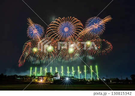 《千葉県》利根川花火大会と関宿城・千葉県野田市側から撮影 130815342
