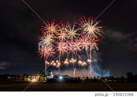 《千葉県》利根川花火大会と関宿城・千葉県野田市側から撮影 130815366
