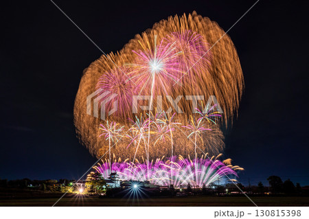 《千葉県》利根川花火大会と関宿城・千葉県野田市側から撮影 130815398