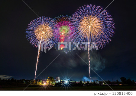 《千葉県》利根川花火大会と関宿城・千葉県野田市側から撮影 130815400