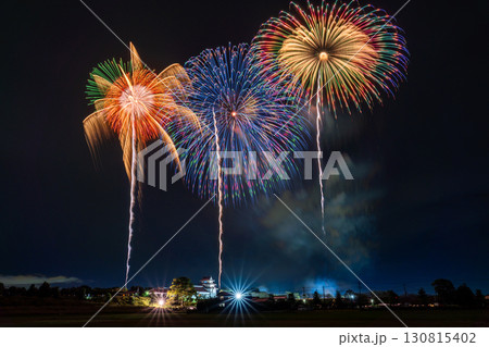 《千葉県》利根川花火大会と関宿城・千葉県野田市側から撮影 130815402