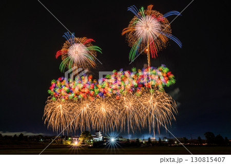 《千葉県》利根川花火大会と関宿城・千葉県野田市側から撮影 130815407