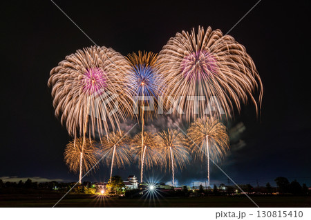 《千葉県》利根川花火大会と関宿城・千葉県野田市側から撮影 130815410