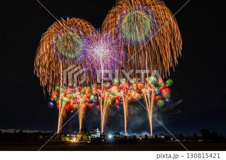 《千葉県》利根川花火大会と関宿城・千葉県野田市側から撮影 130815421