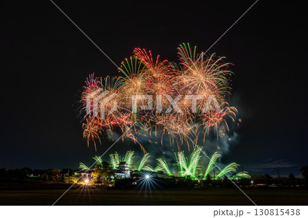 《千葉県》利根川花火大会と関宿城・千葉県野田市側から撮影 130815438
